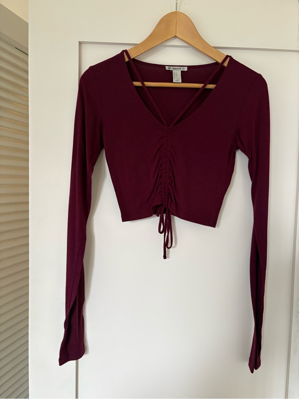 Forever 21 Women's Burgundy Ruched V‑Neck Long Sleeve Crop Top